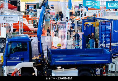 Dortmund, Deutschland. Juni 2024. Fahrzeuge des Bundesamtes für Technische Hilfe sind auf der Fachmesse „112Rescue“ zu sehen. Die viertägige Fachmesse richtet sich an Einzelpersonen, Vereine, Verbände und Organisationen aus den Bereichen Brandschutz, Rettungsdienste, Katastrophenschutz und Katastrophenschutz. Quelle: Bernd Thissen/dpa/Alamy Live News Stockfoto