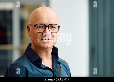 Dortmund, Deutschland. Juni 2024. Karsten Schwanke, Meteorologe, fotografiert nach der Pressekonferenz zu Beginn der Messe „112Rescue“. Die viertägige Fachmesse richtet sich an Einzelpersonen, Vereine, Verbände und Organisationen aus den Bereichen Brandschutz, Rettung, Katastrophenschutz und Katastrophenschutz. Quelle: Bernd Thissen/dpa/Alamy Live News Stockfoto