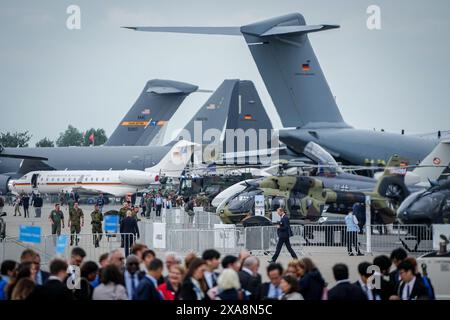 Brandenburg, Deutschland. 05. Juni 2024, Brandenburg, Schönefeld: Die Bundeswehr stellt ihre Flugzeuge und Hubschrauber auf der Internationalen Ausstellung für Luft- und Raumfahrt (ILA) auf dem Gelände des Flughafens Berlin Brandenburg (BER) vor. Die Messe findet vom 5. Bis 9. Juni 2024 unter dem Motto „Pioneering Aerospace“ statt. Quelle: dpa Picture Alliance/Alamy Live News Stockfoto