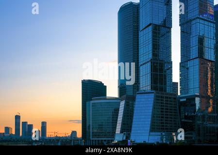 Wolkenkratzer gegen den Abendhimmel Stockfoto