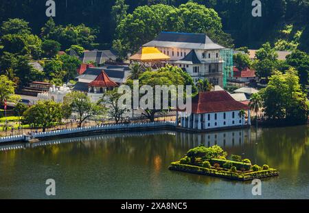 Tempel des Zahns und Kandy Lake, Sri Lanka. Stockfoto