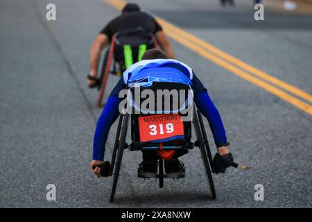 Rückansicht zweier männlicher Rollstuhlsportler im Marathon. Stockfoto