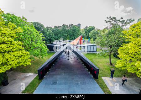 London, Großbritannien. Juni 2024. Archipelagic Void der 23. Serpentine Pavillon wurde von dem koreanischen Architekten Minsuk Cho in Seoul und seiner Firma Mass Studies entworfen. Das Hotel befindet sich in der Nähe von Serpentine South in Kensington Gardens und ist vom 7. Juni bis 27. Oktober 2024 für die Öffentlichkeit zugänglich. Guy Bell/Alamy Live News Stockfoto