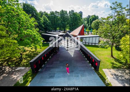 London, Großbritannien. Juni 2024. Archipelagic Void der 23. Serpentine Pavillon wurde von dem koreanischen Architekten Minsuk Cho in Seoul und seiner Firma Mass Studies entworfen. Das Hotel befindet sich in der Nähe von Serpentine South in Kensington Gardens und ist vom 7. Juni bis 27. Oktober 2024 für die Öffentlichkeit zugänglich. Guy Bell/Alamy Live News Stockfoto