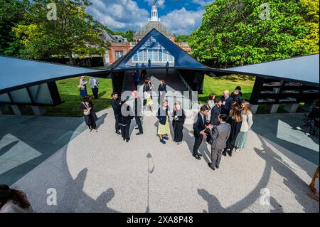 London, Großbritannien. Juni 2024. Archipelagic Void der 23. Serpentine Pavillon wurde von dem koreanischen Architekten Minsuk Cho in Seoul und seiner Firma Mass Studies entworfen. Das Hotel befindet sich in der Nähe von Serpentine South in Kensington Gardens und ist vom 7. Juni bis 27. Oktober 2024 für die Öffentlichkeit zugänglich. Guy Bell/Alamy Live News Stockfoto