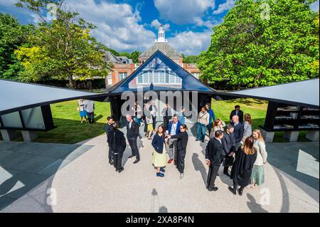 London, Großbritannien. Juni 2024. Archipelagic Void der 23. Serpentine Pavillon wurde von dem koreanischen Architekten Minsuk Cho in Seoul und seiner Firma Mass Studies entworfen. Das Hotel befindet sich in der Nähe von Serpentine South in Kensington Gardens und ist vom 7. Juni bis 27. Oktober 2024 für die Öffentlichkeit zugänglich. Guy Bell/Alamy Live News Stockfoto