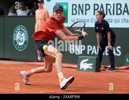 Paris, Frankreich. Juni 2024. Jannik Sinner of Italy während des 10. Tages der French Open 2024, Roland-Garros 2024, Grand Slam Tennis Turnier am 4. Juni 2024 im Roland-Garros Stadion in Paris, Frankreich - Foto Jean Catuffe/DPPI Credit: DPPI Media/Alamy Live News Stockfoto
