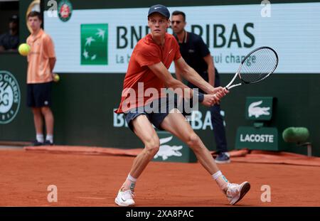 Paris, Frankreich. Juni 2024. Jannik Sinner of Italy während des 10. Tages der French Open 2024, Roland-Garros 2024, Grand Slam Tennis Turnier am 4. Juni 2024 im Roland-Garros Stadion in Paris, Frankreich - Foto Jean Catuffe/DPPI Credit: DPPI Media/Alamy Live News Stockfoto