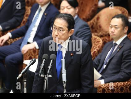 Tokio, Japan. Juni 2024. Der japanische Premierminister Fumio Kishida beantwortet eine Frage auf der Ad-hoc-Ausschusssitzung des Unterhauses zur politischen Reform beim Nationalen Parlament in Tokio am Mittwoch, den 5. Juni 2024. (Foto: Yoshio Tsunoda/AFLO) Stockfoto