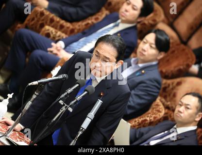 Tokio, Japan. Juni 2024. Der japanische Premierminister Fumio Kishida beantwortet eine Frage auf der Ad-hoc-Ausschusssitzung des Unterhauses zur politischen Reform beim Nationalen Parlament in Tokio am Mittwoch, den 5. Juni 2024. (Foto: Yoshio Tsunoda/AFLO) Stockfoto