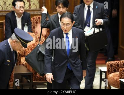 Tokio, Japan. Juni 2024. Der japanische Premierminister Fumio Kishida trifft am Mittwoch, den 5. Juni 2024, bei der Ad-hoc-Ausschusssitzung des Unterhauses zur politischen Reform beim Nationalen Parlament in Tokio ein. (Foto: Yoshio Tsunoda/AFLO) Stockfoto