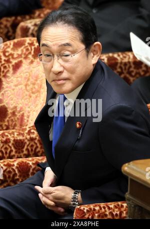 Tokio, Japan. Juni 2024. Der japanische Premierminister Fumio Kishida hört eine Frage auf der Ad-hoc-Ausschusssitzung des Unterhauses über politische Reformen beim Nationalen Parlament in Tokio am Mittwoch, den 5. Juni 2024. (Foto: Yoshio Tsunoda/AFLO) Stockfoto