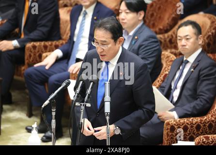 Tokio, Japan. Juni 2024. Der japanische Premierminister Fumio Kishida beantwortet eine Frage auf der Ad-hoc-Ausschusssitzung des Unterhauses zur politischen Reform beim Nationalen Parlament in Tokio am Mittwoch, den 5. Juni 2024. (Foto: Yoshio Tsunoda/AFLO) Stockfoto