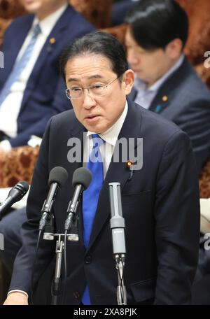 Tokio, Japan. Juni 2024. Der japanische Premierminister Fumio Kishida beantwortet eine Frage auf der Ad-hoc-Ausschusssitzung des Unterhauses zur politischen Reform beim Nationalen Parlament in Tokio am Mittwoch, den 5. Juni 2024. (Foto: Yoshio Tsunoda/AFLO) Stockfoto