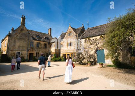 Besucher des Herrenhauses Hidcote in Gloucestershire Stockfoto