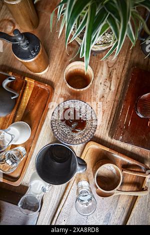 Blick von oben auf ein Glas Kaffee in der Morgensonne. Stockfoto
