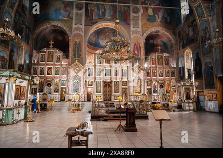 KIRCHE DER AUFERSTEHUNG, VICHUGA, RUSSLAND - 17. JULI 2022: Innenraum der orthodoxen christlichen Kirche der Auferstehung Christi in Russland Stockfoto