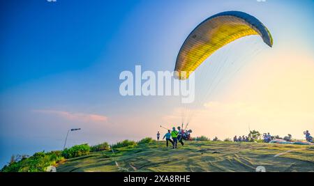 Die Paragliding-Tour beginnt am Gipfel des Son Tra Berges und landet am da Nang Strand für Touristen, die den Nervenkitzel in da Nang, Vietnam, erkunden möchten Stockfoto