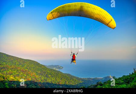 Die Paragliding-Tour beginnt am Gipfel des Son Tra Berges und landet am da Nang Strand für Touristen, die den Nervenkitzel in da Nang, Vietnam, erkunden möchten Stockfoto