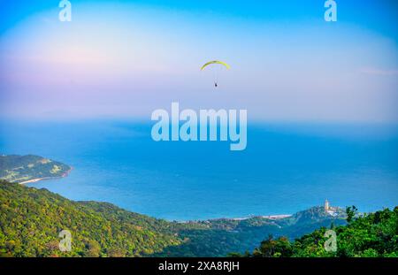 Die Paragliding-Tour beginnt am Gipfel des Son Tra Berges und landet am da Nang Strand für Touristen, die den Nervenkitzel in da Nang, Vietnam, erkunden möchten Stockfoto