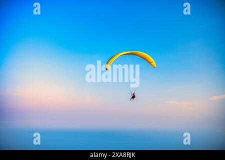 Die Paragliding-Tour beginnt am Gipfel des Son Tra Berges und landet am da Nang Strand für Touristen, die den Nervenkitzel in da Nang, Vietnam, erkunden möchten Stockfoto