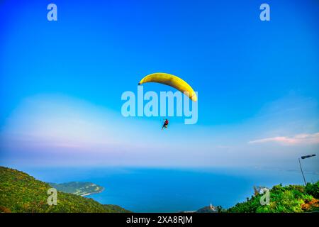 Die Paragliding-Tour beginnt am Gipfel des Son Tra Berges und landet am da Nang Strand für Touristen, die den Nervenkitzel in da Nang, Vietnam, erkunden möchten Stockfoto