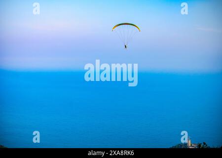 Die Paragliding-Tour beginnt am Gipfel des Son Tra Berges und landet am da Nang Strand für Touristen, die den Nervenkitzel in da Nang, Vietnam, erkunden möchten Stockfoto