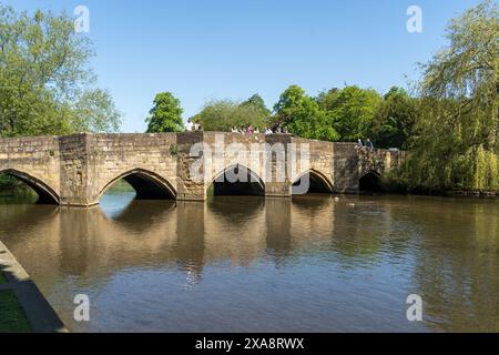 BAKEWELL, DERBYSHIRE, GROSSBRITANNIEN, 19. MAI. Alte Steinbrücke über den River Wye in Bakewell, Derbyshire am 19. Mai 2024. Nicht identifizierte Personen Stockfoto