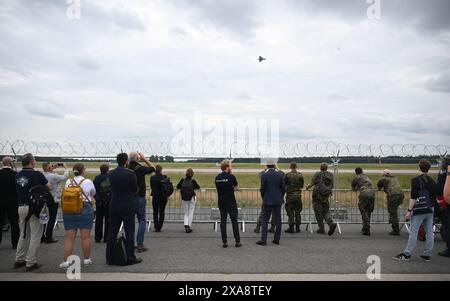 Brandenburg, Deutschland. 05. Juni 2024, Brandenburg, Schönefeld: Zuschauer beobachten einen Eurofighter während der Internationalen Luft- und Raumfahrtausstellung (ILA) auf dem Gelände des Flughafens Berlin Brandenburg (BER). Die Messe findet vom 5. Bis 9. Juni 2024 unter dem Motto „Pioneering Aerospace“ statt. Quelle: dpa Picture Alliance/Alamy Live News Stockfoto