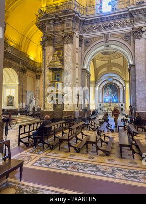 Anbeter, Kanzel und Seitenkapelle in der Metropolitan Cathedral, Buenos Aires, Argentinien. Die Kanzel wurde 1789-1790 vom spanischen Bildhauer Juan geschaffen Stockfoto