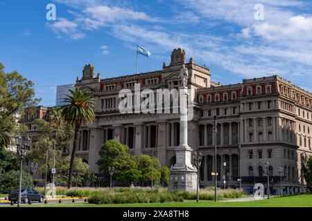 Der Hofpalast oder der Justizpalast & Lavalle Monument im Stadtteil San Nicolas in Buenos Aires, Argentinien. Das Hauptquartier der Justiz an Stockfoto