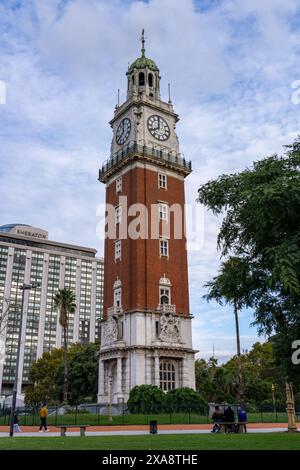 Der Monumental Tower, früher englischer Turm, ist ein Uhrenturm im Stadtteil Retiro in Buenos Aires, Argentinien. Es steht auf der ehemaligen Plaza B Stockfoto