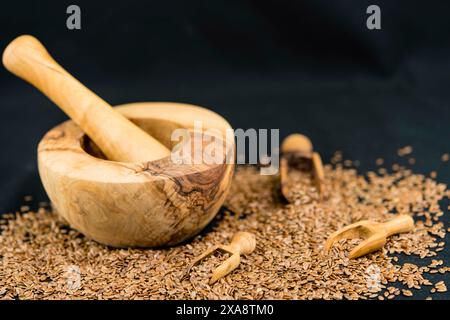 Gemeiner Flachs (Linum usitatissimum), Leinsamen mit Mörtel und Holzschaufel Stockfoto