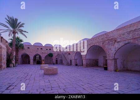 Nabi Musa, Westbank - 18. Januar 2024: Sonnenaufgang auf das muslimische Heiligtum Nabi Musa, Ort in der Nähe von Jericho. Die lokale muslimische Tradition stellt das Grab von Mo Stockfoto