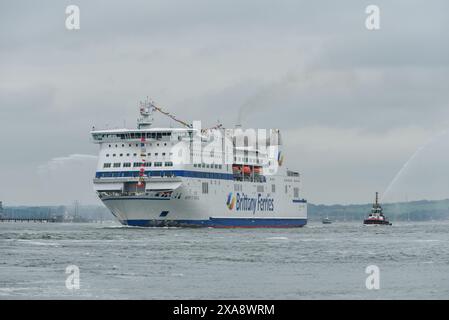 Die Bretagne Fähren Mont St Michel verlassen den Hafen von Portsmouth und bringen Veteranen des D-Tages und ihre Familien in die Normandie. Juni 2024. Stockfoto