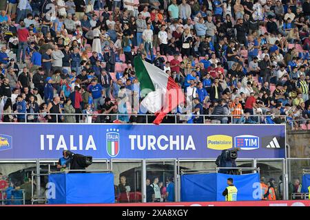 Bologna, Italien. Juni 2024. Stadio Renato Dall'Ara, Bologna, Italien - Italiens Unterstützer während des Freundschaftsfußballspiels, Italien gegen Turkiye, 4. Juni 2024 (Foto: Roberto Ramaccia/SIPA USA) Credit: SIPA USA/Alamy Live News Stockfoto