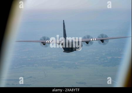 Ein C-130J Super Hercules Flugzeug der US Air Force, das der 37th Airlift Squadron auf der Ramstein Air Base, Deutschland, zugeordnet ist, zeigt eine US-Flagge aus Stockfoto