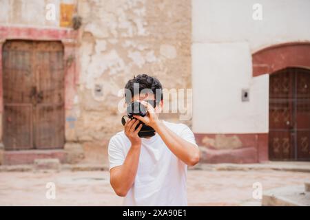 Junger Traveler-Fotograf, der Fotos in einer antiken Stadt macht Stockfoto