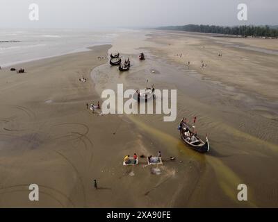 Cox's Bazar, Chittagong, Bangladesch. 5. Juni 2024, Cox's Bazar, Chittagong, Bangladesch: Luftaufnahme der Fischerboote am Strand von Cox's Bazar, Bangladesch. Hunderte der Schiffe werden jeden Tag um Mitternacht auf See gebracht, um eine Vielzahl von Fischen zu fangen, darunter Garnelen, Ribbonfish und Bengalzungensohle. Cox's Bazar, der längste natürliche Meeresstrand der Welt, erstreckt sich über 120 km entlang der Südostküste Bangladeschs. Berühmt für seinen goldenen Sand, die pulsierenden Sonnenuntergänge und die sanfte Brandung, zieht es jährlich Millionen von Touristen an. Quelle: ZUMA Press, Inc./Alamy Live News Stockfoto