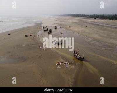 Cox's Bazar, Chittagong, Bangladesch. 5. Juni 2024, Cox's Bazar, Chittagong, Bangladesch: Luftaufnahme der Fischerboote am Strand von Cox's Bazar, Bangladesch. Hunderte der Schiffe werden jeden Tag um Mitternacht auf See gebracht, um eine Vielzahl von Fischen zu fangen, darunter Garnelen, Ribbonfish und Bengalzungensohle. Cox's Bazar, der längste natürliche Meeresstrand der Welt, erstreckt sich über 120 km entlang der Südostküste Bangladeschs. Berühmt für seinen goldenen Sand, die pulsierenden Sonnenuntergänge und die sanfte Brandung, zieht es jährlich Millionen von Touristen an. Quelle: ZUMA Press, Inc./Alamy Live News Stockfoto