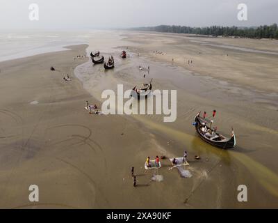 Cox's Bazar, Chittagong, Bangladesch. 5. Juni 2024, Cox's Bazar, Chittagong, Bangladesch: Luftaufnahme der Fischerboote am Strand von Cox's Bazar, Bangladesch. Hunderte der Schiffe werden jeden Tag um Mitternacht auf See gebracht, um eine Vielzahl von Fischen zu fangen, darunter Garnelen, Ribbonfish und Bengalzungensohle. Cox's Bazar, der längste natürliche Meeresstrand der Welt, erstreckt sich über 120 km entlang der Südostküste Bangladeschs. Berühmt für seinen goldenen Sand, die pulsierenden Sonnenuntergänge und die sanfte Brandung, zieht es jährlich Millionen von Touristen an. Quelle: ZUMA Press, Inc./Alamy Live News Stockfoto