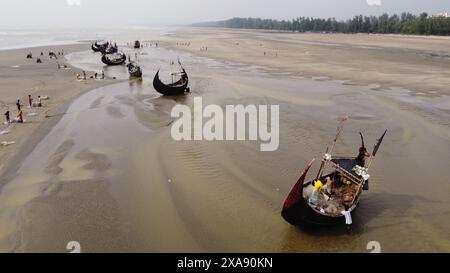 Cox's Bazar, Chittagong, Bangladesch. 5. Juni 2024, Cox's Bazar, Chittagong, Bangladesch: Luftaufnahme der Fischerboote am Strand von Cox's Bazar, Bangladesch. Hunderte der Schiffe werden jeden Tag um Mitternacht auf See gebracht, um eine Vielzahl von Fischen zu fangen, darunter Garnelen, Ribbonfish und Bengalzungensohle. Cox's Bazar, der längste natürliche Meeresstrand der Welt, erstreckt sich über 120 km entlang der Südostküste Bangladeschs. Berühmt für seinen goldenen Sand, die pulsierenden Sonnenuntergänge und die sanfte Brandung, zieht es jährlich Millionen von Touristen an. Quelle: ZUMA Press, Inc./Alamy Live News Stockfoto