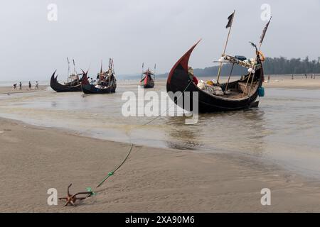 Cox's Bazar, Chittagong, Bangladesch. 5. Juni 2024, Cox's Bazar, Chittagong, Bangladesch: Fischerboote am Strand von Cox's Bazar, Bangladesch. Hunderte der Schiffe werden jeden Tag um Mitternacht auf See gebracht, um eine Vielzahl von Fischen zu fangen, darunter Garnelen, Ribbonfish und Bengalzungensohle. Cox's Bazar, der längste natürliche Meeresstrand der Welt, erstreckt sich über 120 km entlang der Südostküste Bangladeschs. Berühmt für seinen goldenen Sand, die pulsierenden Sonnenuntergänge und die sanfte Brandung, zieht es jährlich Millionen von Touristen an. Quelle: ZUMA Press, Inc./Alamy Live News Stockfoto