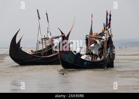 Cox's Bazar, Chittagong, Bangladesch. 5. Juni 2024, Cox's Bazar, Chittagong, Bangladesch: Fischerboote am Strand von Cox's Bazar, Bangladesch. Hunderte der Schiffe werden jeden Tag um Mitternacht auf See gebracht, um eine Vielzahl von Fischen zu fangen, darunter Garnelen, Ribbonfish und Bengalzungensohle. Cox's Bazar, der längste natürliche Meeresstrand der Welt, erstreckt sich über 120 km entlang der Südostküste Bangladeschs. Berühmt für seinen goldenen Sand, die pulsierenden Sonnenuntergänge und die sanfte Brandung, zieht es jährlich Millionen von Touristen an. Quelle: ZUMA Press, Inc./Alamy Live News Stockfoto