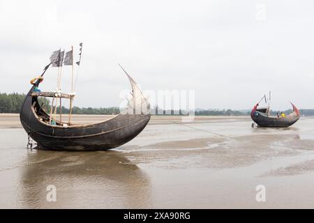 Cox's Bazar, Chittagong, Bangladesch. 5. Juni 2024, Cox's Bazar, Chittagong, Bangladesch: Fischerboote am Strand von Cox's Bazar, Bangladesch. Hunderte der Schiffe werden jeden Tag um Mitternacht auf See gebracht, um eine Vielzahl von Fischen zu fangen, darunter Garnelen, Ribbonfish und Bengalzungensohle. Cox's Bazar, der längste natürliche Meeresstrand der Welt, erstreckt sich über 120 km entlang der Südostküste Bangladeschs. Berühmt für seinen goldenen Sand, die pulsierenden Sonnenuntergänge und die sanfte Brandung, zieht es jährlich Millionen von Touristen an. Quelle: ZUMA Press, Inc./Alamy Live News Stockfoto