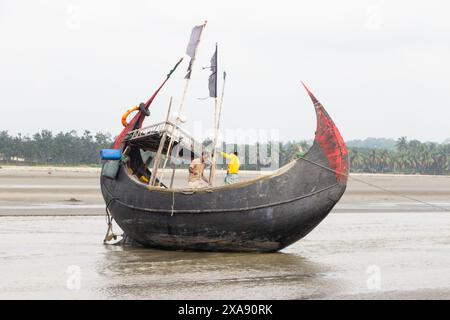 Cox's Bazar, Chittagong, Bangladesch. 5. Juni 2024, Cox's Bazar, Chittagong, Bangladesch: Fischerboote am Strand von Cox's Bazar, Bangladesch. Hunderte der Schiffe werden jeden Tag um Mitternacht auf See gebracht, um eine Vielzahl von Fischen zu fangen, darunter Garnelen, Ribbonfish und Bengalzungensohle. Cox's Bazar, der längste natürliche Meeresstrand der Welt, erstreckt sich über 120 km entlang der Südostküste Bangladeschs. Berühmt für seinen goldenen Sand, die pulsierenden Sonnenuntergänge und die sanfte Brandung, zieht es jährlich Millionen von Touristen an. Quelle: ZUMA Press, Inc./Alamy Live News Stockfoto