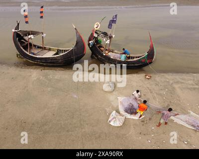 Cox's Bazar, Chittagong, Bangladesch. 5. Juni 2024, Cox's Bazar, Chittagong, Bangladesch: Luftaufnahme der Fischerboote am Strand von Cox's Bazar, Bangladesch. Hunderte der Schiffe werden jeden Tag um Mitternacht auf See gebracht, um eine Vielzahl von Fischen zu fangen, darunter Garnelen, Ribbonfish und Bengalzungensohle. Cox's Bazar, der längste natürliche Meeresstrand der Welt, erstreckt sich über 120 km entlang der Südostküste Bangladeschs. Berühmt für seinen goldenen Sand, die pulsierenden Sonnenuntergänge und die sanfte Brandung, zieht es jährlich Millionen von Touristen an. Quelle: ZUMA Press, Inc./Alamy Live News Stockfoto