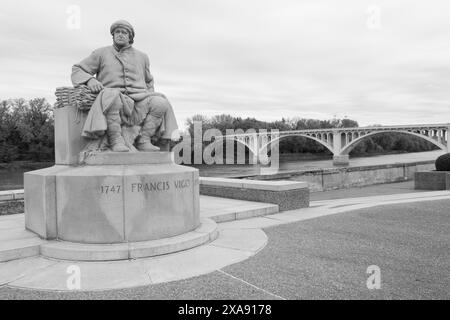 Statue von Francis Vigo im George Rogers Clark National Historical Park, Vincennes, Indiana, USA. Wabash River im Hintergrund Stockfoto