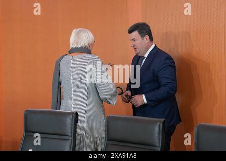 Auftaktbilder, Kabinettssitzung der Bundesregierung Auftaktbilder, Kabinettssitzung der Bundesregierung mit Bundesministern und Staatssekretären, Bundesminister, Arbeit und Soziales, Hubertus Heil, SPD, Claudia Roth, BKM, Beauftragte der Bundesregierung für Kultur und Medien, die Grünen Berlin Berlin DE *** Eröffnungsbilder, Kabinettssitzung der Bundesregierung Eröffnungsbilder, Kabinettssitzung der Bundesregierung mit Bundesministern und Staatssekretären, Bundesminister für Arbeit und Soziales, Hubertus Heil, SPD, Claudia Roth, BKM, Beauftragter der Bundesregierung für Cultu Stockfoto