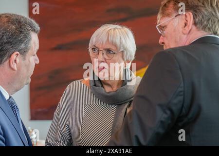 Auftaktbilder, Kabinettssitzung der Bundesregierung, Claudia Roth, BKM, Beauftragte der Bundesregierung für Kultur und Medien, die Grünen Auftaktbilder, Kabinettssitzung der Bundesregierung mit Bundesministern und Staatssekretären, Claudia Roth, BKM, Beauftragte der Bundesregierung für Kultur und Medien, die Grünen Berlin Berlin GER *** Eröffnungsbilder, Kabinettssitzung der Bundesregierung, Claudia Roth, BKM, Beauftragter der Bundesregierung für Kultur und Medien, die Grünen Eröffnungsbilder, Kabinettssitzung der Bundesregierung mit Bundesministern und Staatssekretären, Claud Stockfoto